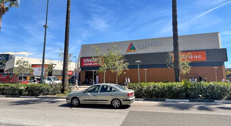 What is the main shopping street in Estepona?