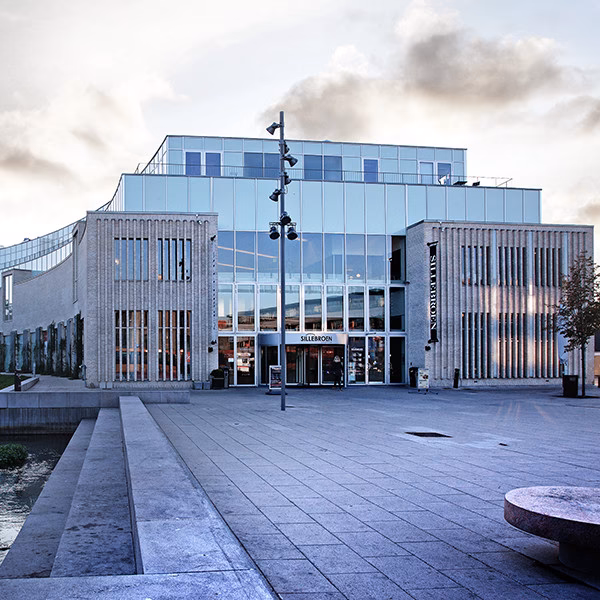 Hvornår åbnede Sillebroen i Frederikssund?