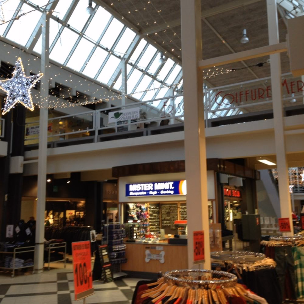 Hvornår er der åben by night i Hobro?